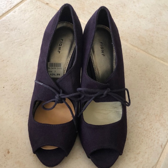💜Fioni Faux Suede Purple peep toe mary jane style tie front heels - Picture 2 of 11